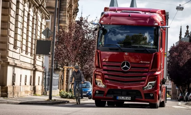 Sistemul Sideguard Assist, disponibil pentru mai multe camioane Mercedes