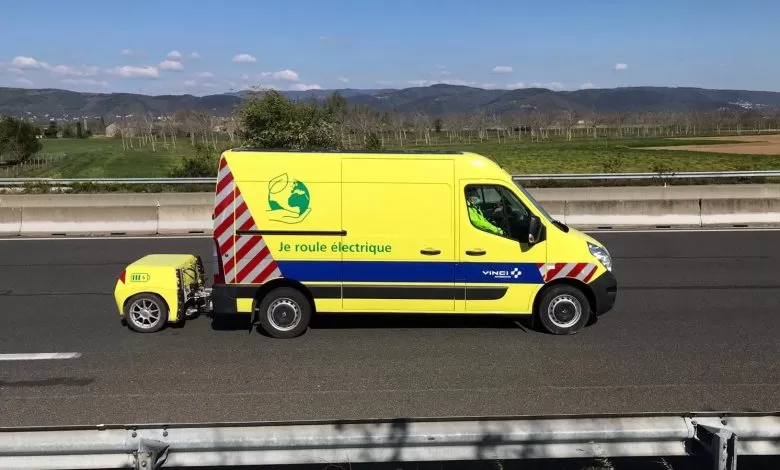 Renault Master ZE cu baterii suplimentare în remorcă