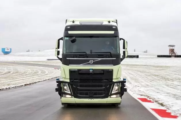 Volvo, parteneriat cu Aurora pentru un camion ce poate merge autonom pe autostradă 1 Volvo, partaneriat cu Aurora pentru un camion ce poate merge autonom pe autostradă