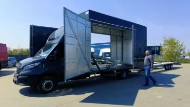 Transportor auto IVECO Daily cu loc pentru 4 mașini și 2 șoferi