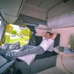 Renault Living Driver Single Cab cu lavoar, dulap cu sertare, canapea și masă