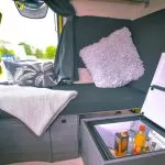 Renault Living Driver Single Cab cu lavoar, dulap cu sertare, canapea și masă