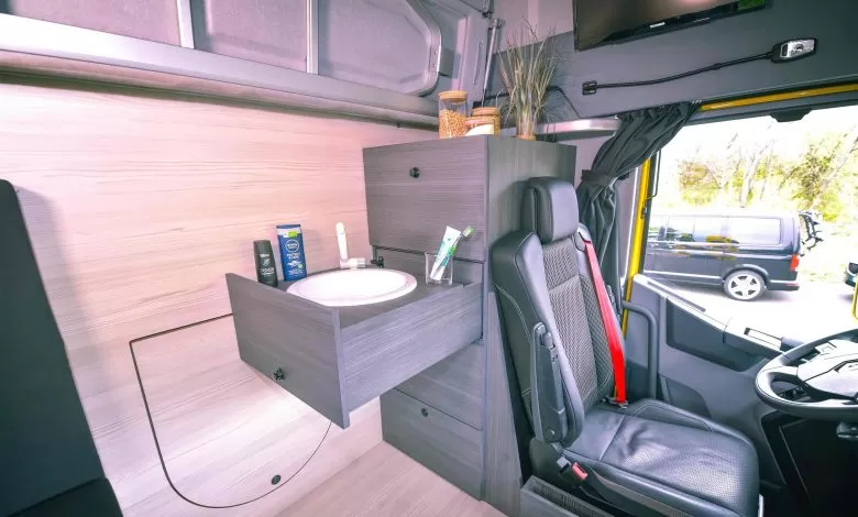 Renault Living Driver Single Cab cu lavoar, dulap cu sertare, canapea și masă