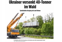 Camion rătăcit în pădure, readus pe autostradă cu macarale, pe deasupra copacilor 12 Camion rătăcit în pădure, readus pe autostradă cu macarale, pe deasupra copacilor