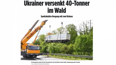 Camion rătăcit în pădure, readus pe autostradă cu macarale, pe deasupra copacilor