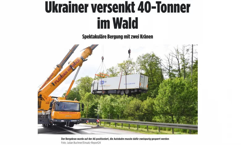 Camion rătăcit în pădure, readus pe autostradă cu macarale, pe deasupra copacilor 1 Camion rătăcit în pădure, readus pe autostradă cu macarale, pe deasupra copacilor