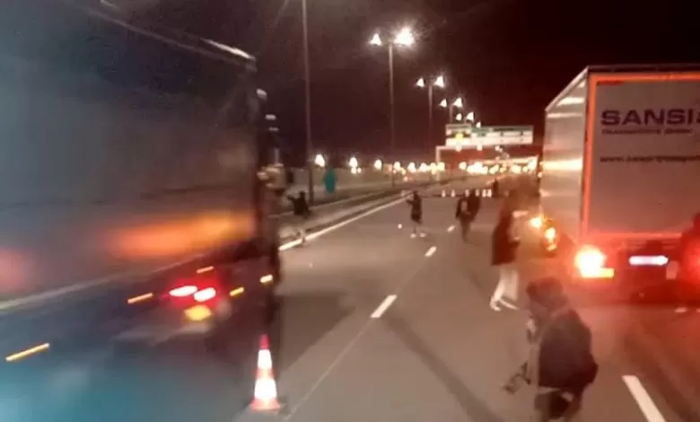 Noi atacuri violente ale imigranților, la Calais (VIDEO)
