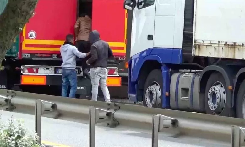 4.000 de lire amendă pentru fiecare imigrant găsit într-un camion, în Marea Britanie 1 4000 de lire amendă pentru fiecare imigrant găsit într-un camion, în UK