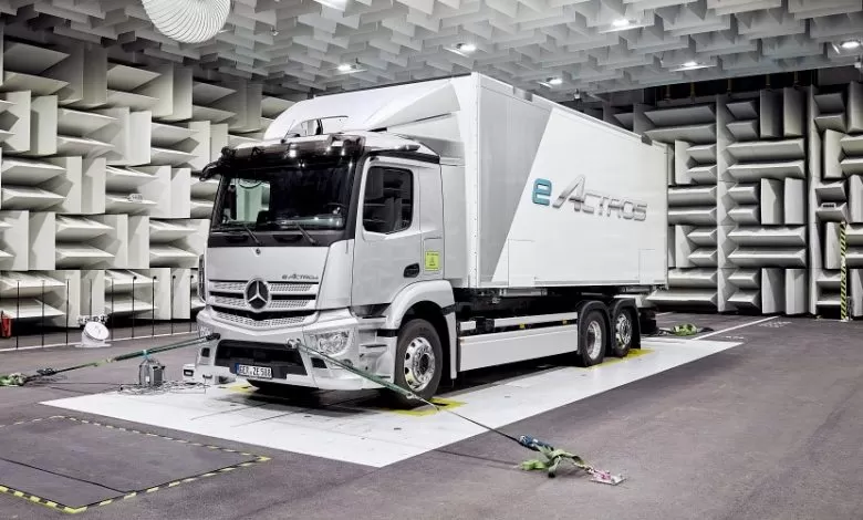 Mercedes prezintă la 30 iunie versiunea de serie a camionului electric eActros 1 Mercedes prezintă la 30 iunie versiunea de serie a camionului electric eActros