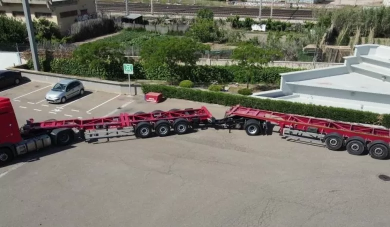Ansamblu pentru transportul a două containere maritime, în Spania 1 Combinație pentru transportul a două containere maritime, în Spania