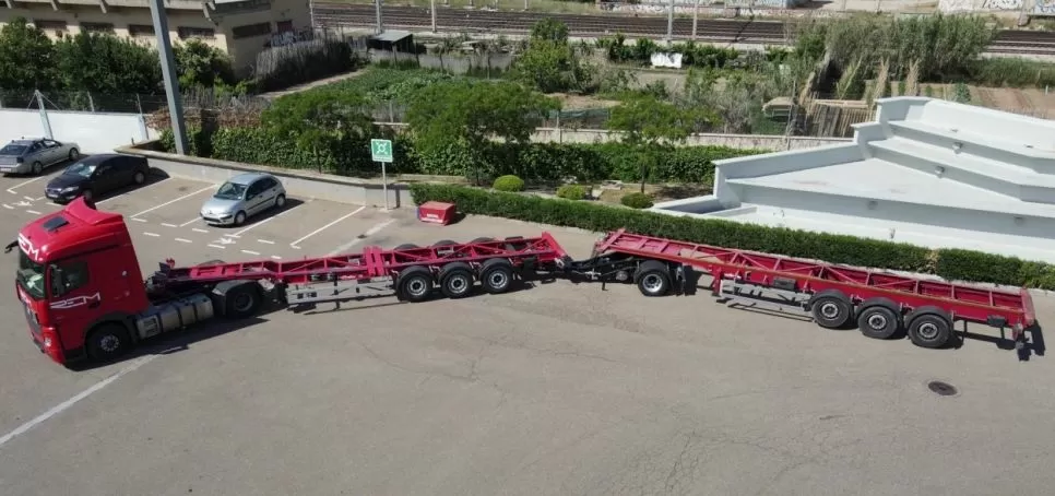 Ansamblu pentru transportul a două containere maritime, în Spania 3 Combinație pentru transportul a două containere maritime, în Spania