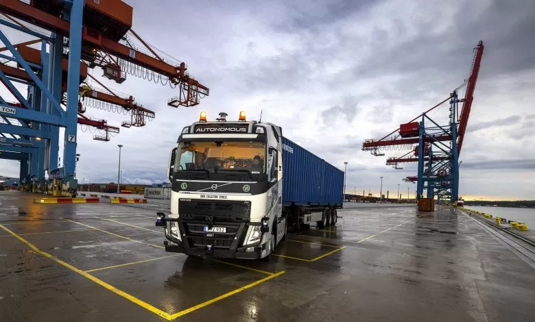 Volvo își învață camioanele să circule autonom în Portul Goteborg