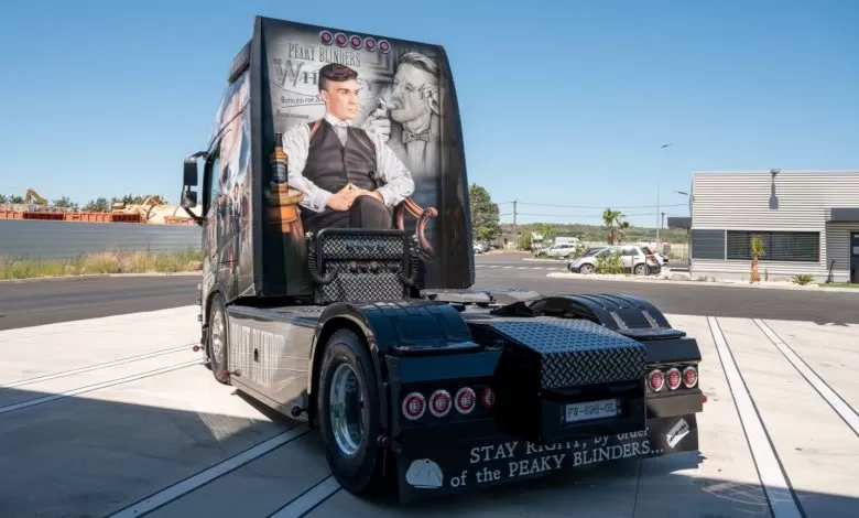 Volvo FH XXL Peaky Blinders pentru Transports Clareton (FOTO) 1 Volvo FH XXL Peaky Blinders pentru Transports Clareton (FOTO)