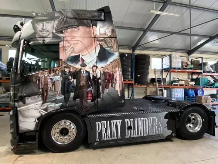 Volvo FH XXL Peaky Blinders pentru Transports Clareton (FOTO) 3 Volvo FH XXL Peaky Blinders pentru Transports Clareton (FOTO)