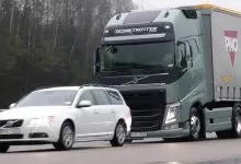 Închisoare și confiscarea mașinii pentru frânare intenționată în fața unui camion