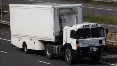 Camioanele armatei britanice ar fi început sa facă livrări la magazine