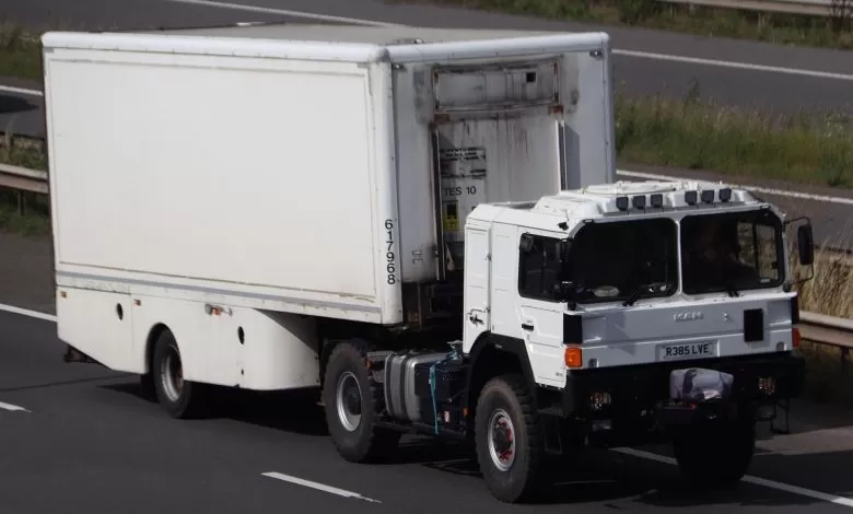 Camioanele armatei britanice ar fi început sa facă livrări la magazine