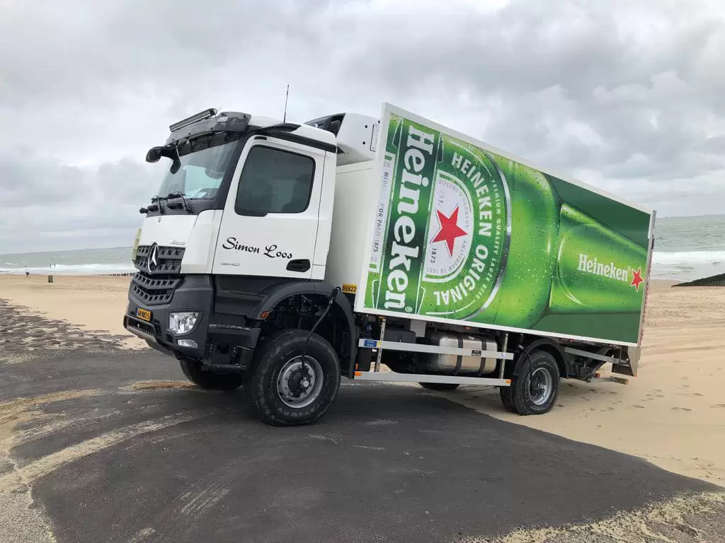 Camion de construcții 4x4 pentru distribuție de... bere