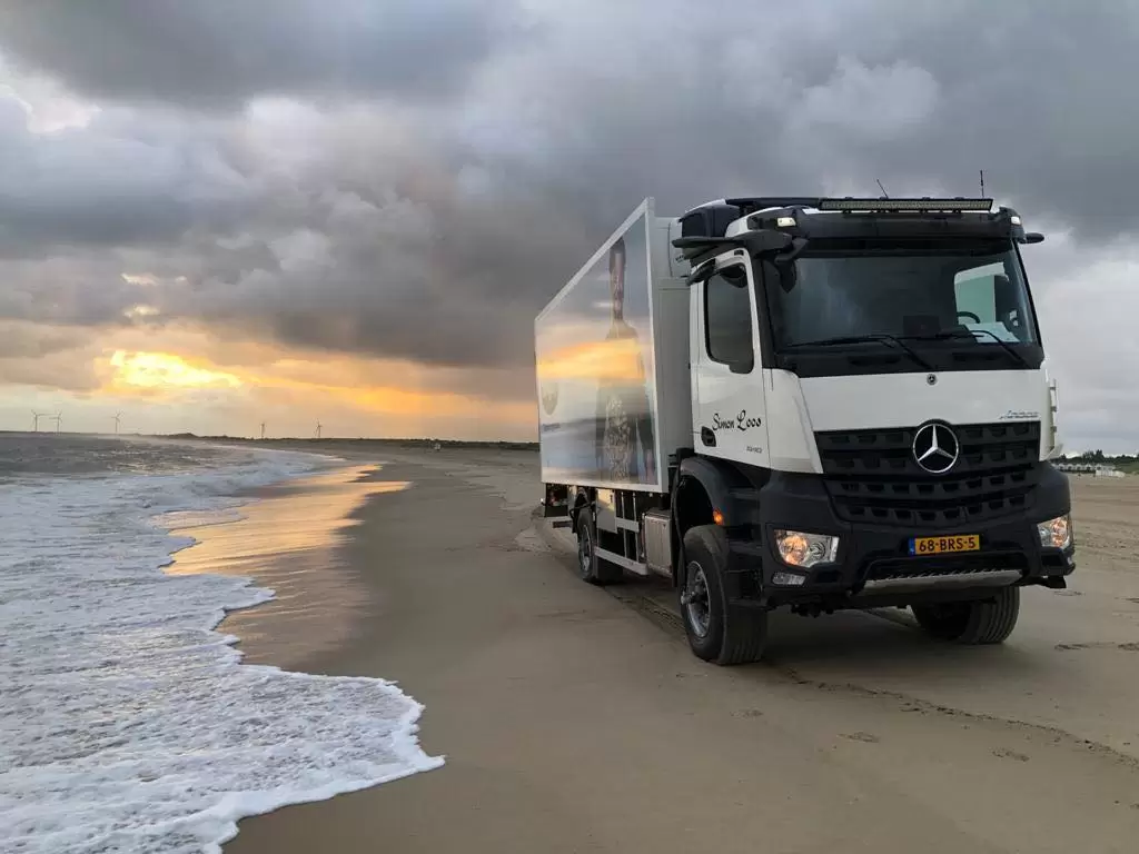 Camion de construcții 4x4 pentru distribuție de... bere