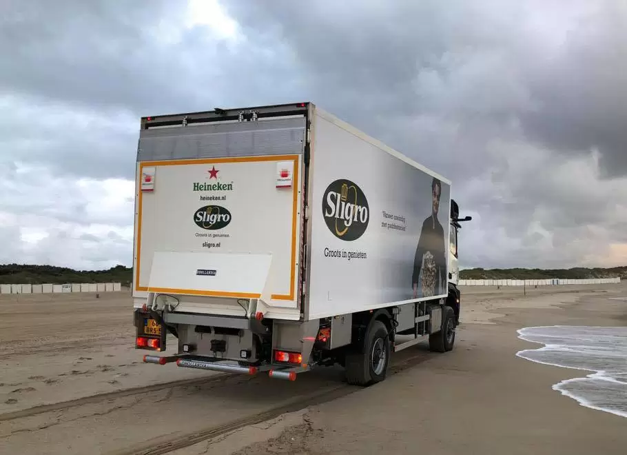 Camion de construcții 4x4 pentru distribuție de... bere