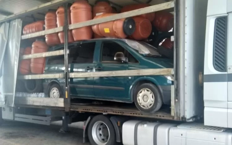 Ce mai ascundem sub marfă: Vito furat în Italia, găsit la granița cu România 1 Ce mai ascundem sub marfă: Vito furat în Italia, găsit la granița cu România