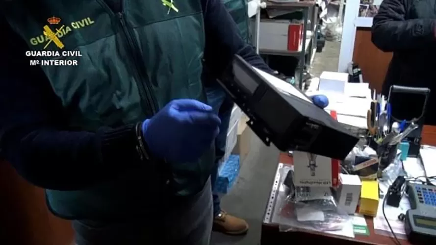 26 de patroni și șoferi arestați în Spania pentru utilizarea de tahografe manipulate 4 guardia civil tahografe digitale manipulate5