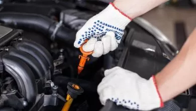 UTIL: De ce se înnegrește uleiul de motor?