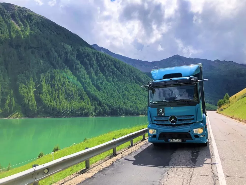 Camionul electric Mercedes eActros, testat la înălțime în Tirolul de Sud