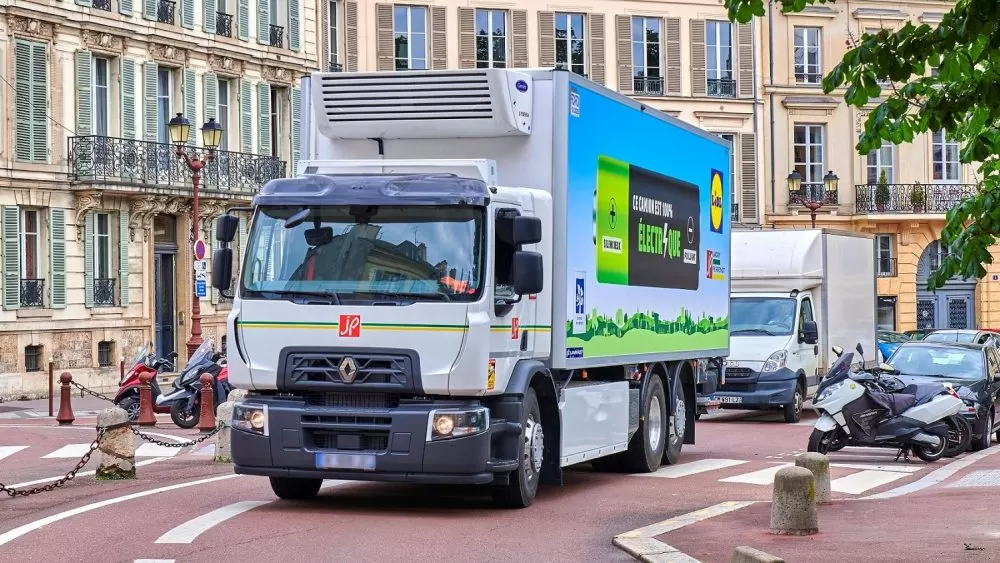 Camioane electrice: Modelele disponibile pe piața din România 8 Renault își extinde gama electrică Z.E. cu o versiune D Wide de 19 tone