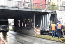 Două camioane blocate în același timp sub același viaduct