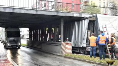 Două camioane blocate în același timp sub același viaduct