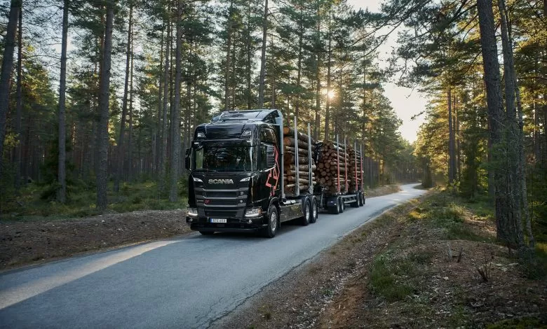 Camion electric Scania de 80 de tone, pentru transport de bușteni
