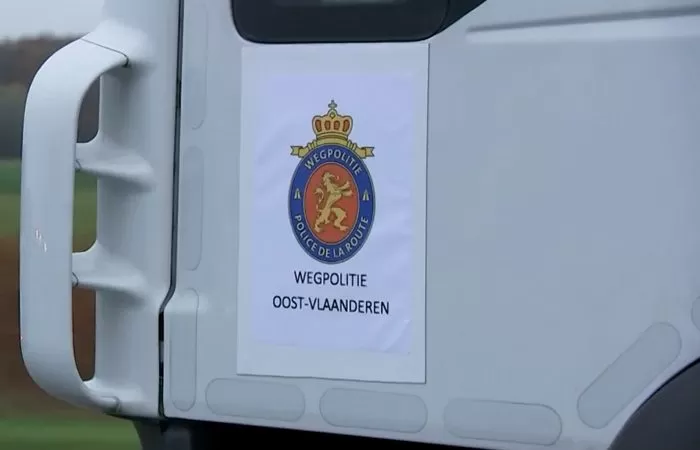 Poliția din Belgia folosește un camion pentru controale (VIDEO) 4 Poliția din Belgia folosește un camion pentru controale (VIDEO)