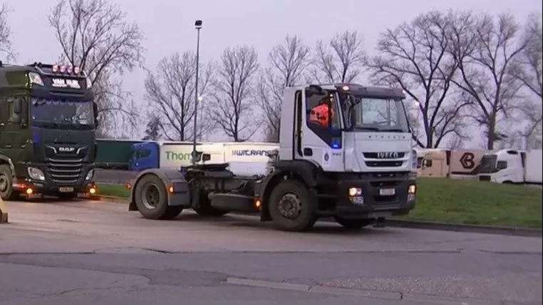 Poliția din Belgia folosește un camion pentru controale (VIDEO) 1 Poliția din Belgia folosește un camion pentru controale (VIDEO)