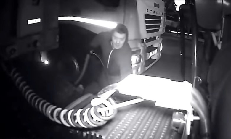 Cum se fură motorină din camioane, între ”colegi” (VIDEO)