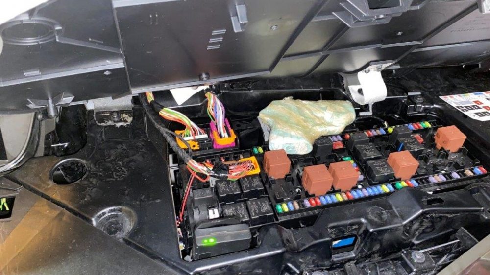 32 de pistoale găsite în cabina unui camion, în Germania