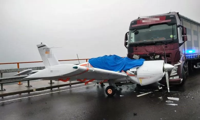 Accident rutier între un camion și un avion ultraușor pe A62, în Germania 1 Accident rutier între un camion și un avion ultraușor pe A62, în Germania