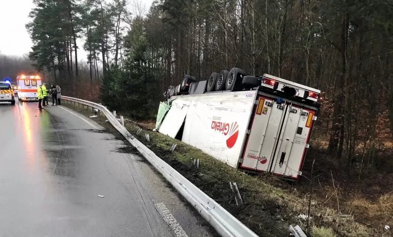 Camion răsturnat din cauza neadaptării vitezei de deplasare, în Germania