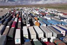 Mii de șoferi de camion sunt blocați în Argentina, la granița cu Chile