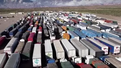 Mii de șoferi de camion sunt blocați în Argentina, la granița cu Chile