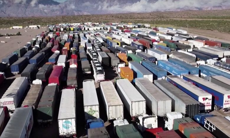 Mii de șoferi de camion sunt blocați în Argentina, la granița cu Chile