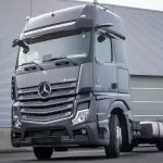 Actros cu două volane
