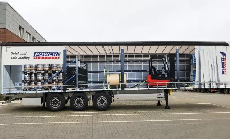 Semiremorca cu prelată, fără scânduri laterale, permite o fixare rapidă a mărfurilor