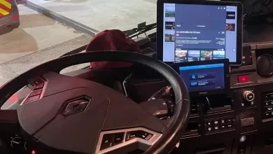 Șofer de camion surprins în timp ce urmărea un film la volan în Franța