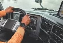 Garmin Instinct 2 - dēzl Edition, un ceas inteligent pentru șoferii de camion