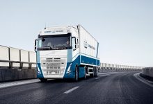 Distribuție de medicamente cu două camioane electrice Volvo FH