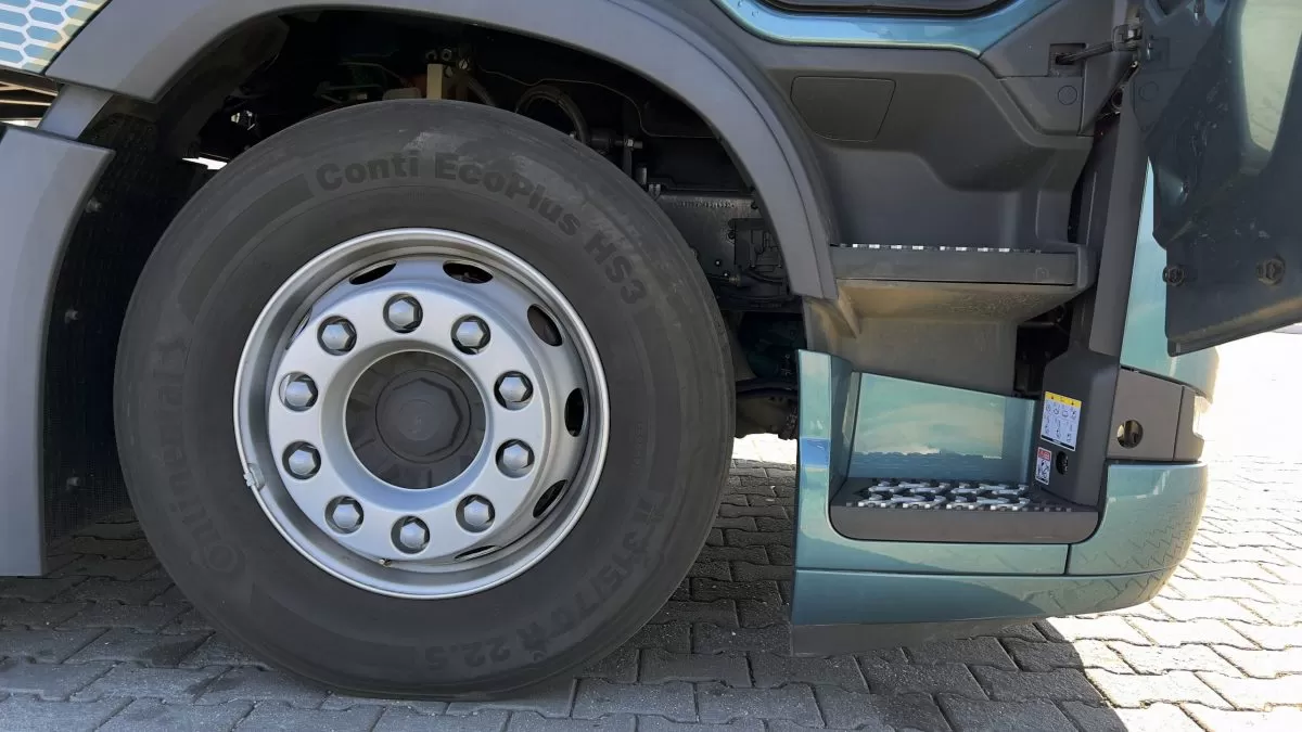 Test Volvo FM 460: Baby FH 5 Test Volvo FM 460 trepte acces cabina scaled e1648626410731