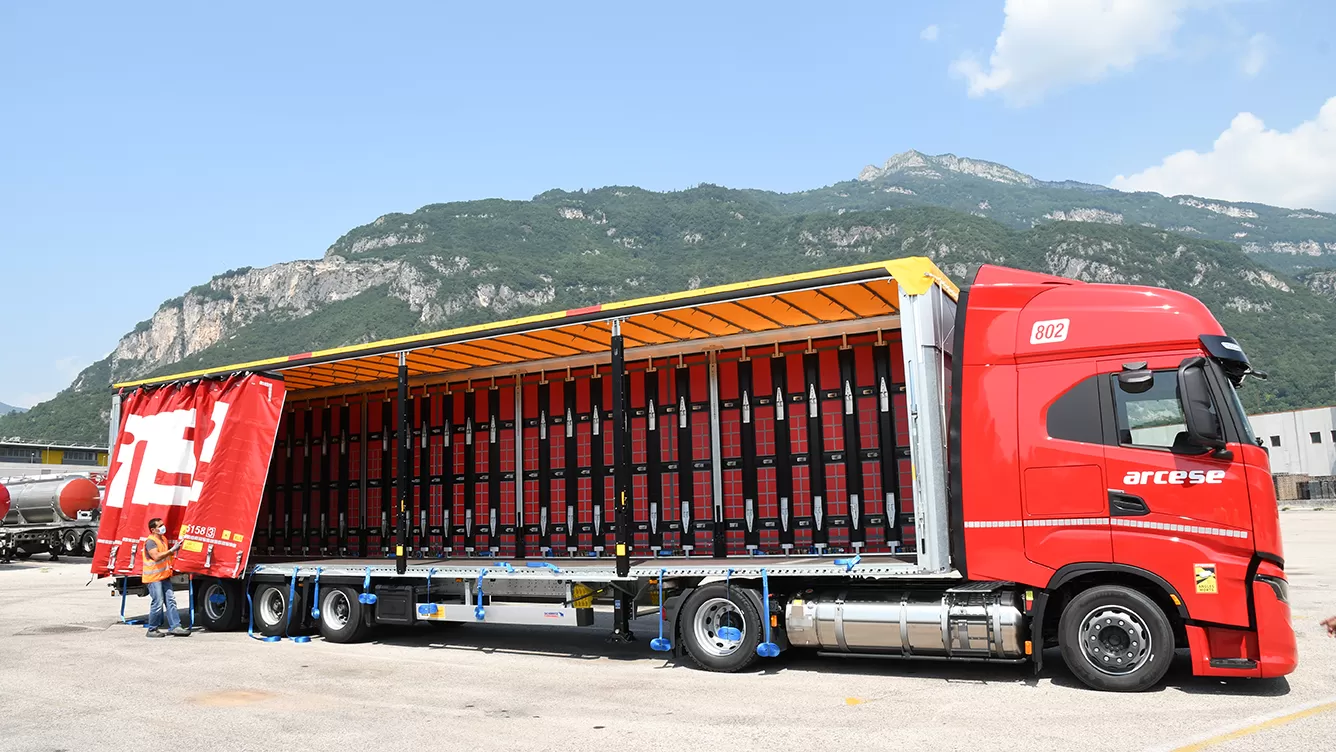 Arcese și-a consolidat flota cu semiremorci cu prelată Schmitz Cargobull S.CS Mega cu Power Curtain Plus