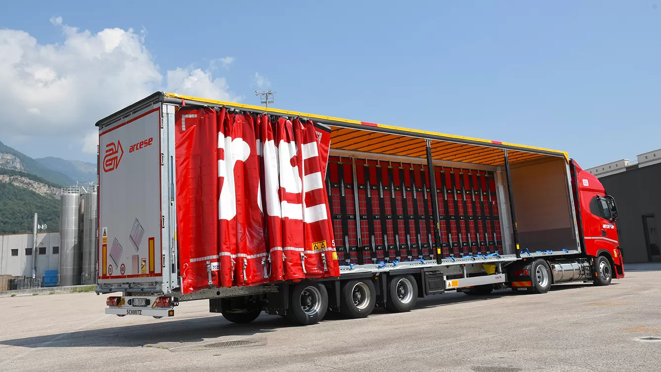 Arcese și-a consolidat flota cu semiremorci cu prelată Schmitz Cargobull S.CS Mega cu Power Curtain Plus
