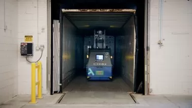 Stivuitor autonom pentru încărcarea și descărcarea remorcilor